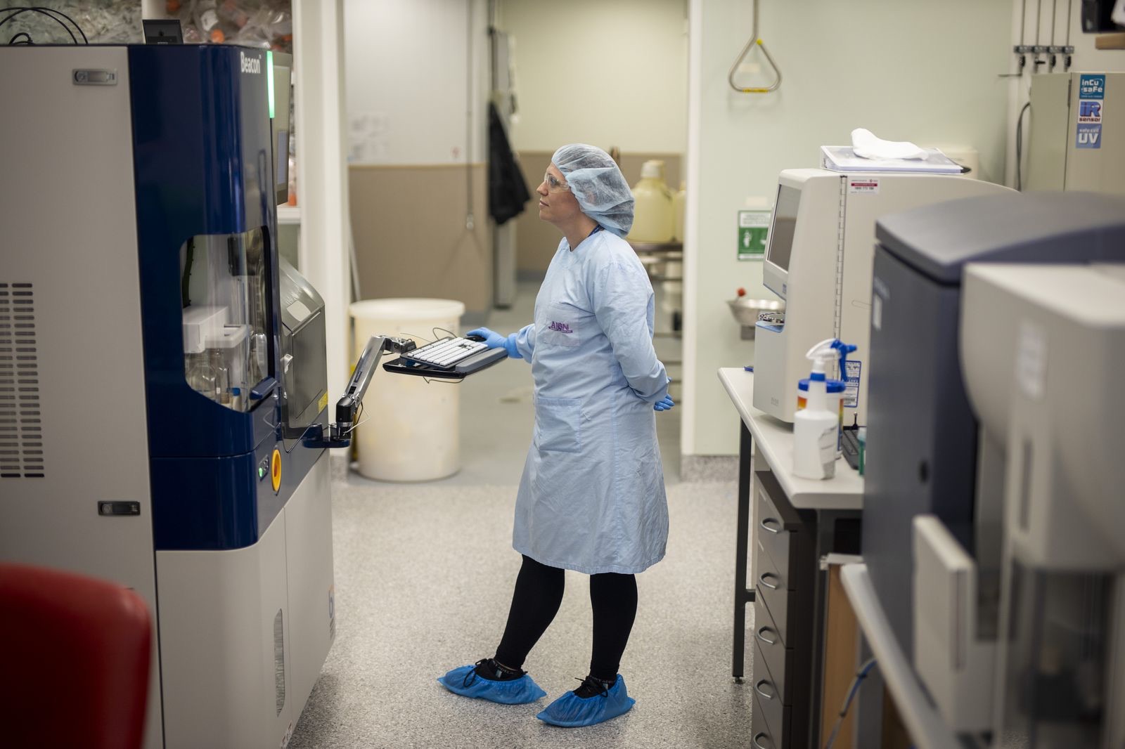 NBF scientist at laboratory instrumentation supporting cell bank preparation